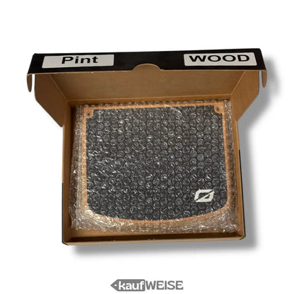 Brauner Holzkasten mit Pint Wood Etikett und Luftpolsterfolie